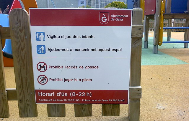 Cartel informativo del Ayuntamiento de Gav contra el incivismo instalado en la entrada del parque infantil de 'Les Panes' en el ncleo urbano de Gav (3 de Abril de 2010)